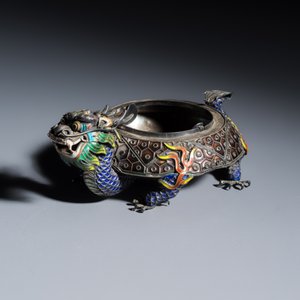 A pair of Chinese jade-mounted enamelled silver vessels and a zoomorphic ashtray — foto 8