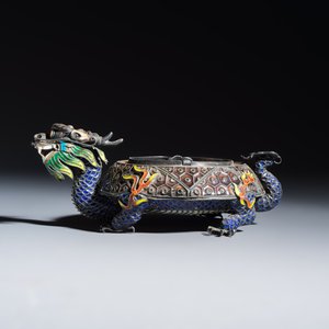 A pair of Chinese jade-mounted enamelled silver vessels and a zoomorphic ashtray — foto 9