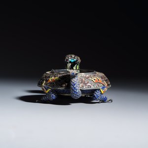 A pair of Chinese jade-mounted enamelled silver vessels and a zoomorphic ashtray — foto 10