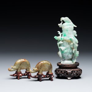 A pair of Chinese jade sculptures of elephants and a covered vase on wooden stands, 19th C. — 照片 1