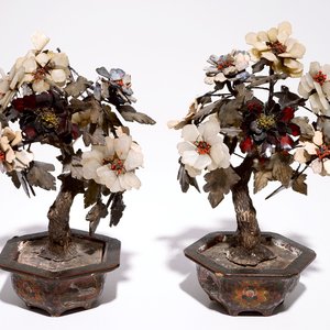 A pair of Chinese jade, soapstone, agate and coral trees in cloisonné pots, China, 19/20th C. — photo 1
