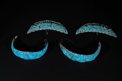 A pair of Chinese kingfisher feather tiaras and a pair of 'bajixiang' hairpins, 19th C.