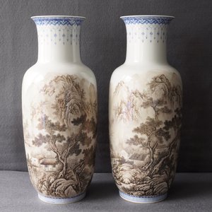 A pair of Chinese landscape vases, signed Zhou Guo Jun, Republic, 20th C. — photo 7