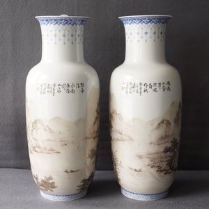A pair of Chinese landscape vases, signed Zhou Guo Jun, Republic, 20th C. — photo 8