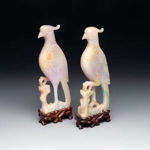 A pair of Chinese lavender and emerald-green jadeite parrots on wooden stands, 19th C. — foto 1