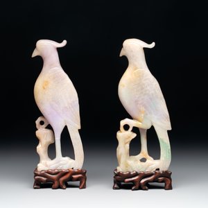 A pair of Chinese lavender and emerald-green jadeite parrots on wooden stands, 19th C. — foto 2