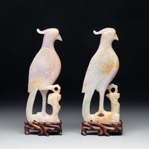 A pair of Chinese lavender and emerald-green jadeite parrots on wooden stands, 19th C. — foto 4