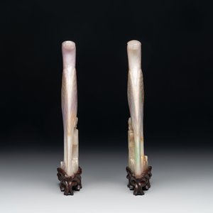 A pair of Chinese lavender and emerald-green jadeite parrots on wooden stands, 19th C. — foto 5