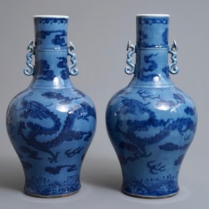 A pair of Chinese lavender blue vases with underglaze dragons, 18/19th C. — 照片 1