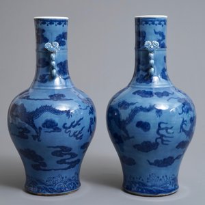 A pair of Chinese lavender blue vases with underglaze dragons, 18/19th C. — 照片 2
