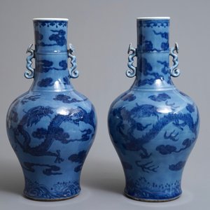 A pair of Chinese lavender blue vases with underglaze dragons, 18/19th C. — 照片 3