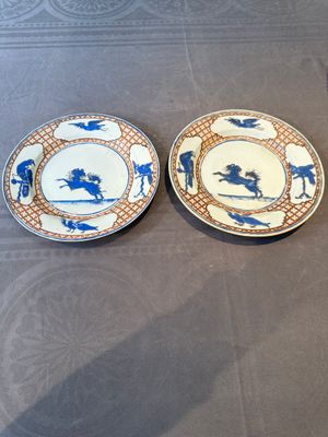 A pair of Chinese 'leaping pekinese' plates, possibly after a design by Cornelis Pronk, Qianlong, ca. 1740 — 照片 1