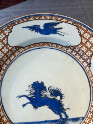A pair of Chinese 'leaping pekinese' plates, possibly after a design by Cornelis Pronk, Qianlong, ca. 1740 — 照片 4