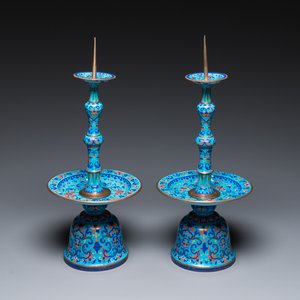 A pair of Chinese light-blue-ground Canton enamel candlesticks, Yongzheng — 照片 1