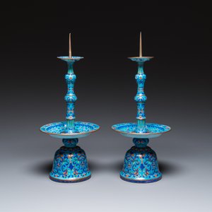 A pair of Chinese light-blue-ground Canton enamel candlesticks, Yongzheng — 照片 5