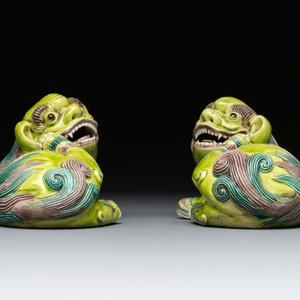 A pair of Chinese lime-green-glazed Buddhist lions and a pair of flambé-glazed Shiwan Buddhist lions, 19/20th C. — photo 5