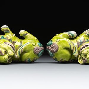 A pair of Chinese lime-green-glazed Buddhist lions and a pair of flambé-glazed Shiwan Buddhist lions, 19/20th C. — photo 6