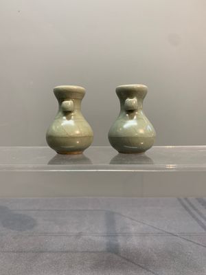 A pair of Chinese Longquan celadon miniature 'touhu' vases, Song/Yuan — photo 4