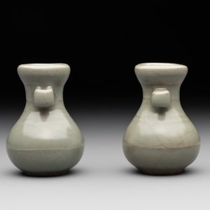 A pair of Chinese Longquan celadon miniature 'touhu' vases, Song/Yuan — photo 4