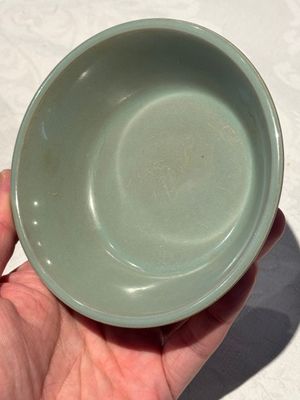 A pair of Chinese Longquan celadon saucers, Song/Yuan — photo 12