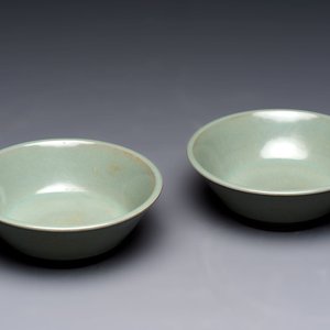 A pair of Chinese Longquan celadon saucers, Song/Yuan — photo 1