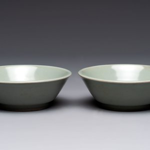 A pair of Chinese Longquan celadon saucers, Song/Yuan — photo 3