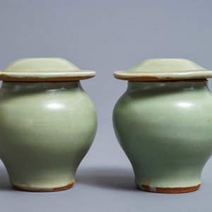 A pair of Chinese Longquan celadon vases and covers, Ming — photo 1
