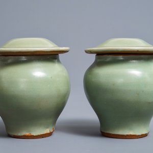 A pair of Chinese Longquan celadon vases and covers, Ming — photo 4