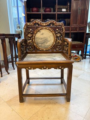 A pair of Chinese marble-inset mother-of-pearl-inlaid hongmu chairs, 19th C. — foto 1