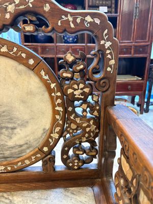 A pair of Chinese marble-inset mother-of-pearl-inlaid hongmu chairs, 19th C. — foto 11