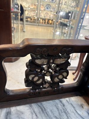 A pair of Chinese marble-inset mother-of-pearl-inlaid hongmu chairs, 19th C. — foto 12