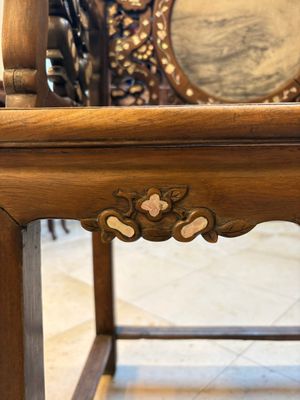 A pair of Chinese marble-inset mother-of-pearl-inlaid hongmu chairs, 19th C. — foto 15