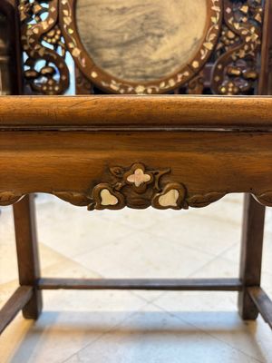 A pair of Chinese marble-inset mother-of-pearl-inlaid hongmu chairs, 19th C. — foto 16