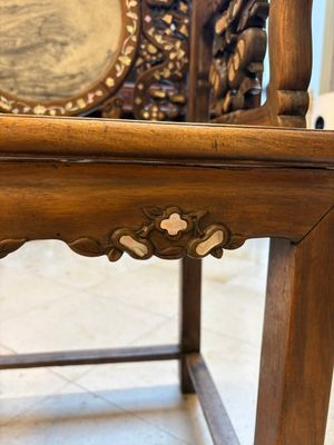 A pair of Chinese marble-inset mother-of-pearl-inlaid hongmu chairs, 19th C. — foto 17