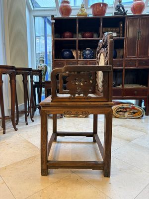 A pair of Chinese marble-inset mother-of-pearl-inlaid hongmu chairs, 19th C. — foto 2