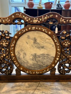 A pair of Chinese marble-inset mother-of-pearl-inlaid hongmu chairs, 19th C. — foto 24