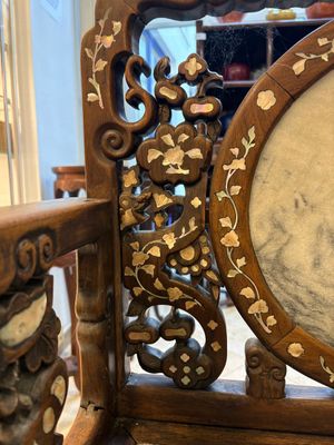 A pair of Chinese marble-inset mother-of-pearl-inlaid hongmu chairs, 19th C. — foto 25
