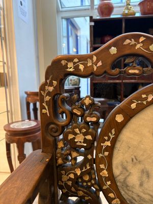 A pair of Chinese marble-inset mother-of-pearl-inlaid hongmu chairs, 19th C. — foto 26