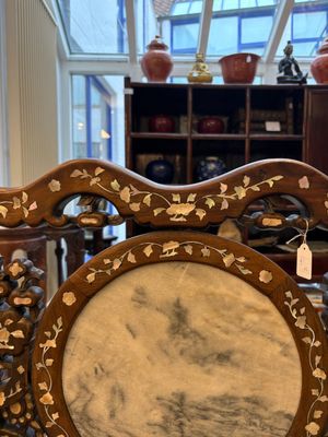 A pair of Chinese marble-inset mother-of-pearl-inlaid hongmu chairs, 19th C. — foto 27