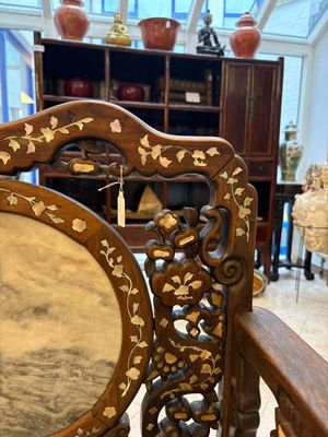 A pair of Chinese marble-inset mother-of-pearl-inlaid hongmu chairs, 19th C. — foto 28