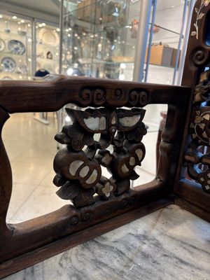 A pair of Chinese marble-inset mother-of-pearl-inlaid hongmu chairs, 19th C. — foto 30