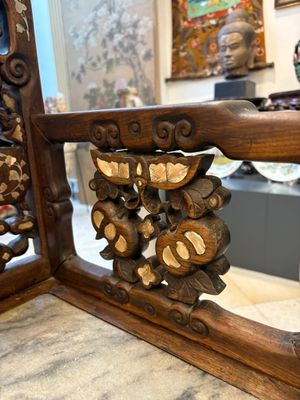 A pair of Chinese marble-inset mother-of-pearl-inlaid hongmu chairs, 19th C. — foto 31