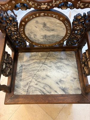 A pair of Chinese marble-inset mother-of-pearl-inlaid hongmu chairs, 19th C. — foto 32