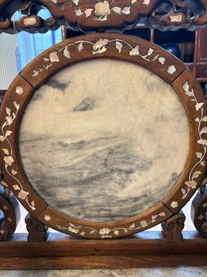 A pair of Chinese marble-inset mother-of-pearl-inlaid hongmu chairs, 19th C. — foto 6
