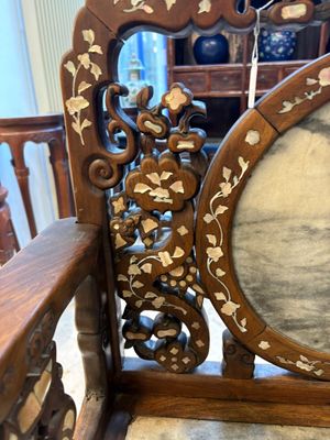 A pair of Chinese marble-inset mother-of-pearl-inlaid hongmu chairs, 19th C. — foto 7