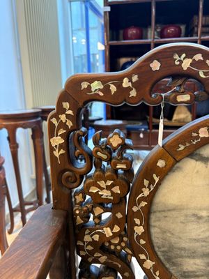 A pair of Chinese marble-inset mother-of-pearl-inlaid hongmu chairs, 19th C. — foto 8