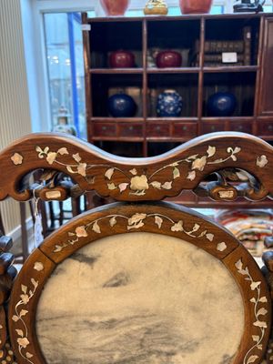 A pair of Chinese marble-inset mother-of-pearl-inlaid hongmu chairs, 19th C. — foto 9