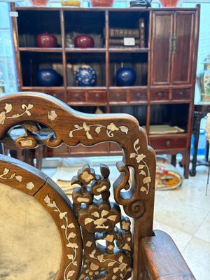 A pair of Chinese marble-inset mother-of-pearl-inlaid hongmu chairs, 19th C. — foto 10
