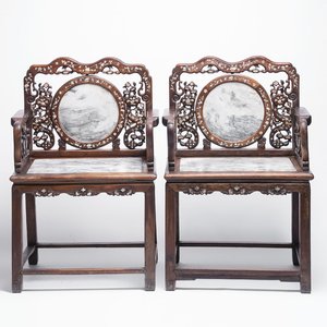 A pair of Chinese marble-inset mother-of-pearl-inlaid hongmu chairs, 19th C. — foto 1