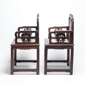 A pair of Chinese marble-inset mother-of-pearl-inlaid hongmu chairs, 19th C. — foto 2